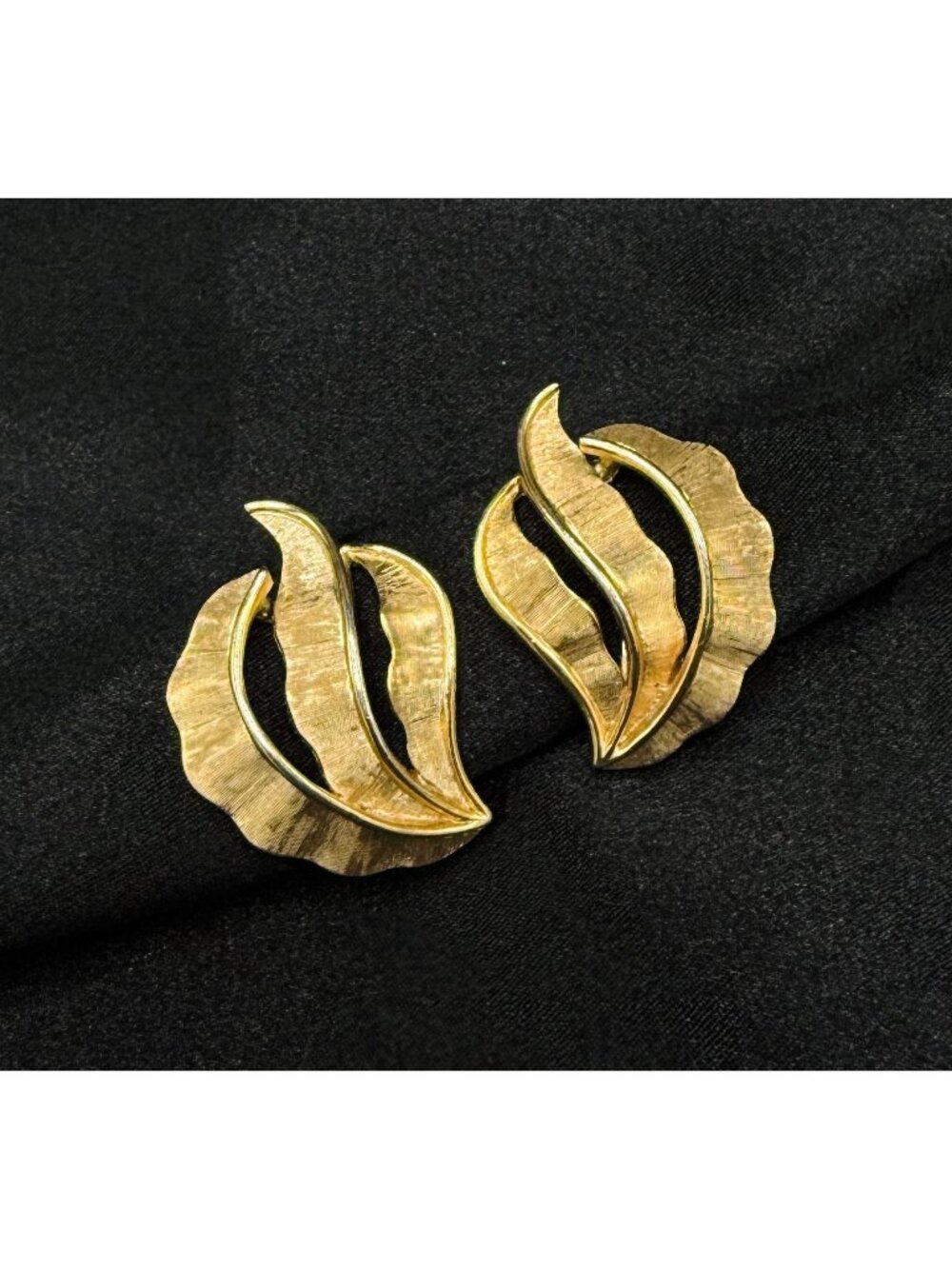 Rare Find Vintage 1960s Trifari Signed Gold-Tone Clip-On Leaf Earrings
